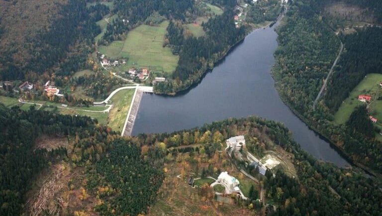 Jezioro Czerniańskie w Wiśle: 3 pomysły na spacer wokół błękitnego serca Beskidów